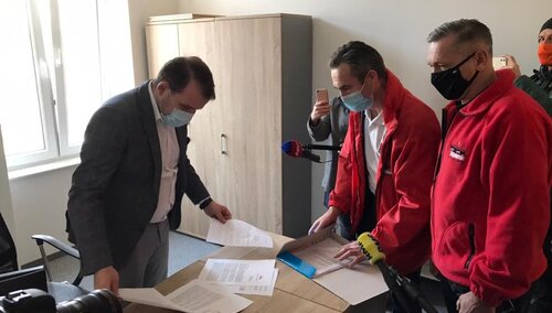 Przedstawiciele "Solidarności" złożyli pisma w biurze poselskim premiera Morawieckiego