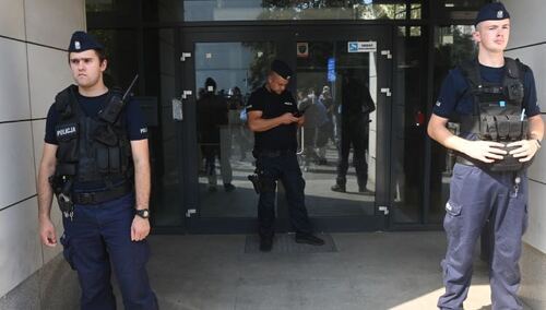 Funkcjonariusze policji przed siedzibą Stowarzyszenia Marsz Niepodległości w Warszawie