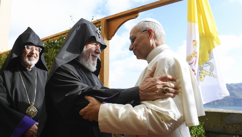 Od lewej: Karekin II, Leon XIV