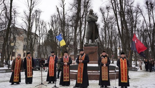 Ukraińscy duchowni podczas uroczystości ku czci Stepana Bandery