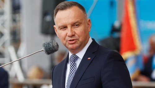 Andrzej Duda jest „oburzony słowami Donalda Tuska”. „Dopóki jest prezydentem, nie będzie używana przemoc”
