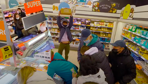 [Video] Gigantyczne kolejki i poranne bitwy przy chłodni. Klienci walczą o... lody Ekipy