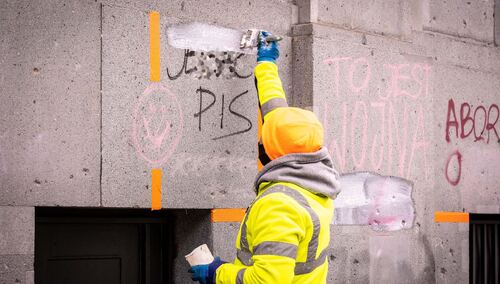 Warszawa, 13.11.2020. Usuwanie napisów wykonanych podczas manifestacji „Strajk Kobiet” na elewacji budynku przy Alejach Jerozolimskich 7