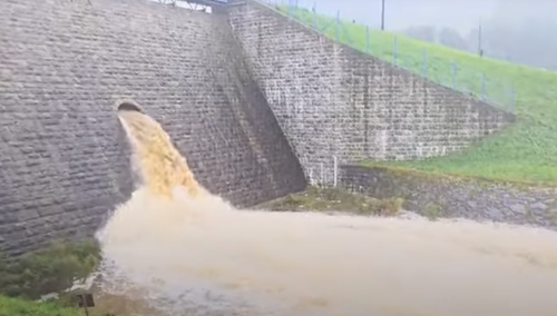 Zrzut wód powodziowych przez zbiornik retencyjny w Stroniach Śląskich