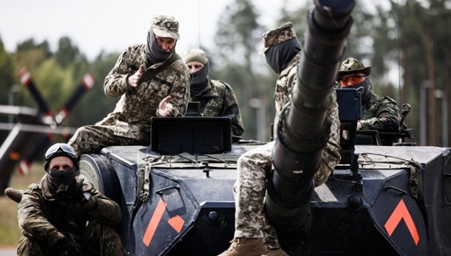 Ukraińscy żołnierze na czołgu Leopard 1A5 w centrum szkoleniowym Bundeswehry w Klietz w Niemczech, 5 maja 2023 r. 