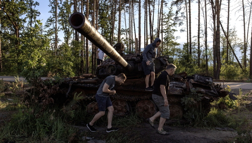 Zniszczony rosyjski czołg w pobliżu Irpienia
