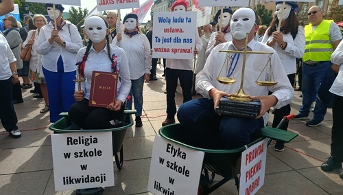 Demonstracja pod hasłem „Stop likwidacji polskiej edukacji”