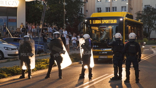 Policja podczas protestu przed Komendą Powiatową Policji na ul. Traugutta w Lubinie.
