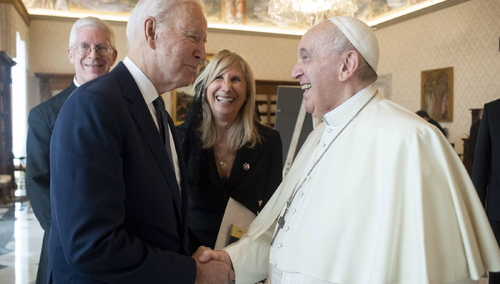 Biden powinien przyjmować Komunię? Dziennikarze zapytali co powiedział mu papież Franciszek