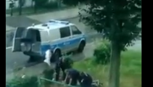 Lubińscy policjanci zostali wezwani na miejsce, gdzie agresywny i pobudzony mocno mężczyzna miał rzucać kamieniami w okna zabudowań – podaje policja.