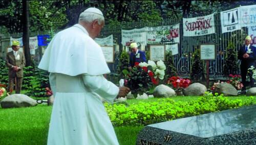 Jan Pweł II przy grobie ks. Jerzego Popiełuszki w 1987 r.