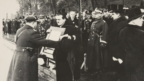 Stanisław Ostrowski jako prezydent Lwowa odbiera honorową odznakę 38.Pułku Piechoty Strzelców Lwowskich