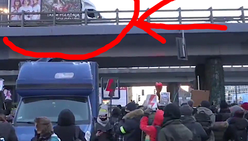 furgonetka "stop aborcji" na Strajku Kobiet