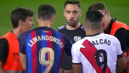 [WIDEO] Młody kibic wbiegł na boisko po meczu Barcelony. Interweniował sam Lewandowski