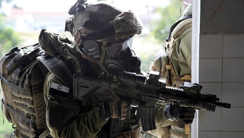 Żołnierz Wojsk Specjalnych podczas ćwiczeń NATO Trident Juncture 15