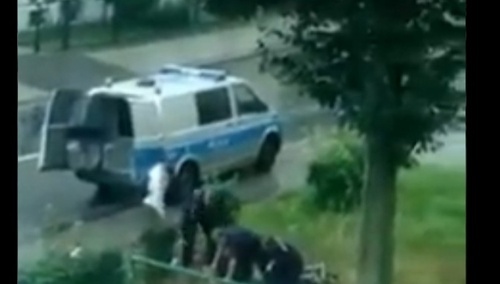 Lubińscy policjanci zostali wezwani na miejsce, gdzie agresywny i pobudzony mocno mężczyzna miał rzucać kamieniami w okna zabudowań – podaje policja.