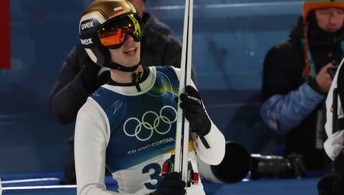 Polak Kacper Tomasiak podczas konkursu skoków narciarskich na skoczni normalnej w Predazzo