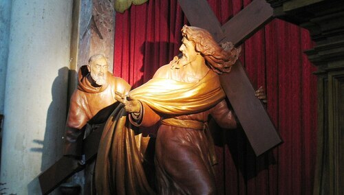 Figura św. o. Pio pomagającego Chrystusowi. Kościół San Salvatore in Lauro w Rzymie