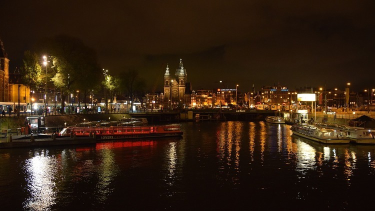 Amsterdam: diecezja zamyka 60 proc. kościołów