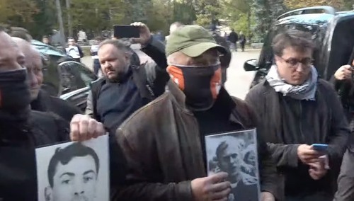 Protest na pogrzebie Urbana. „Ludzie trzymają portrety zamordowanych przez komunistyczny reżim” [WIDEO]