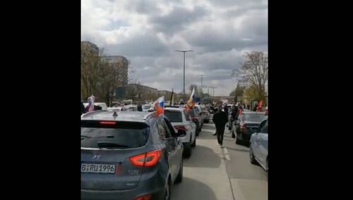 „Przestańcie nienawidzić Rosjan”. W Berlinie zorganizowano... prorosyjską demonstrację [WIDEO]