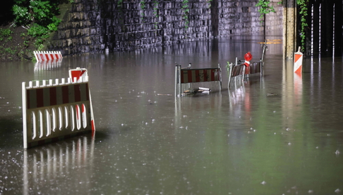 Wstrzymano ruch pociągów z Krakowa do Zakopanego. Woda podmyła tory