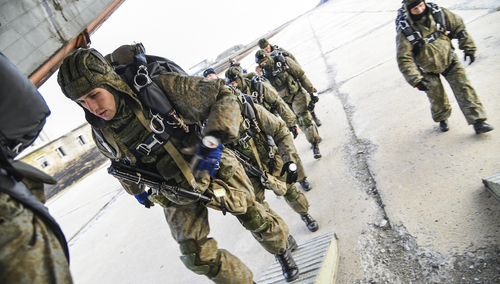 Rosyjscy spadochroniarze podczas szkolenia