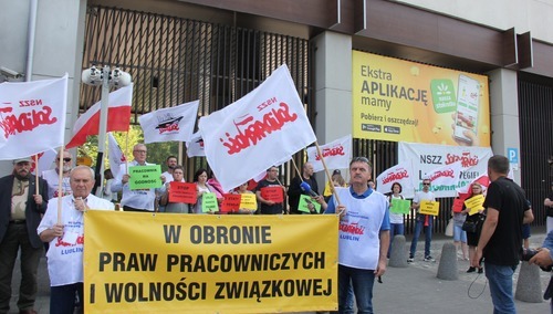 Pikieta przed siedzibą Stokrotki