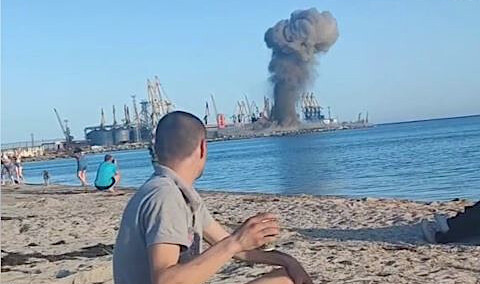 Eksplozja w okupowanym porcie. Zaskakująca reakcja świadków [WIDEO]