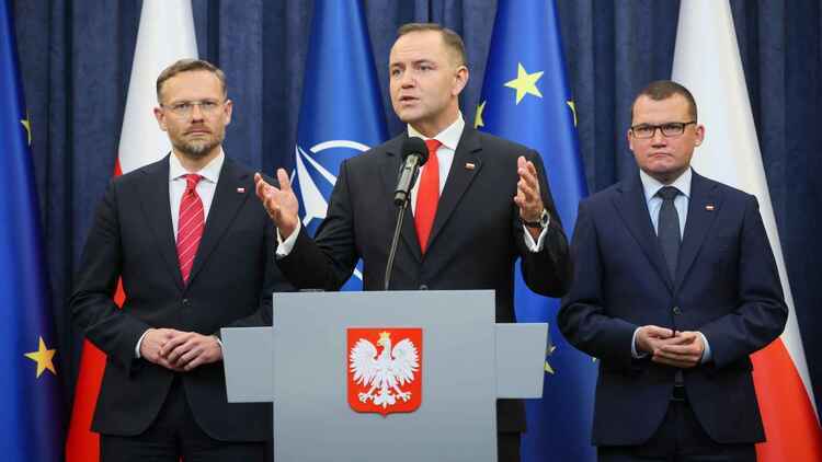 Prezydent Karol Nawrocki ze swoimi ministrami Zbigniewem Boguckim i Pawłem Szefernakerem podczas konferencji prasowej