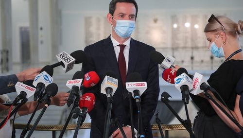 Wiceprezes Porozumienia Marcin Ociepa (C) podczas konferencji prasowej w Sejmie w Warszawie.