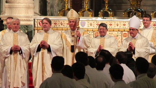 Święcenia prezbiteratu. Od lewej: ks. John Broadhurst; ks. Andrew Burnham; abp Vincent Nichols; ks. Keith Newton, bp Alan Hopes