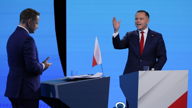 Karol Nawrocki i Rafał Trzaskowski podczas debaty w piątkowy wieczów