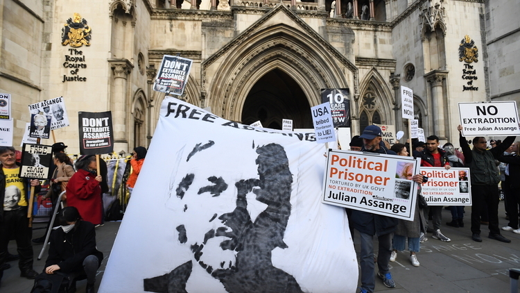 demonstrujący w obronie Juliana Assange'a przed londyńskim sądem
