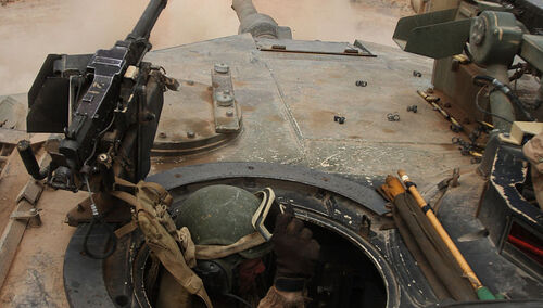 czołg Abrams podczas prowadzenia ostrzału