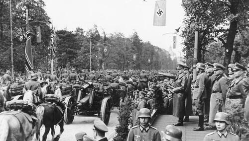 Adolf Hitler odbierający defiladę Wehrmachtu w Al. Ujazdowskich w Warszawie 5 października 1939