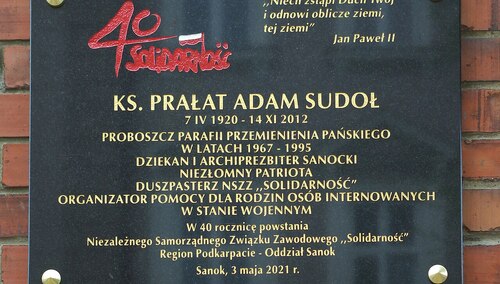 Tablica upamiętniająca śp. ks. Prałata Adama Sudoła w Sanoku