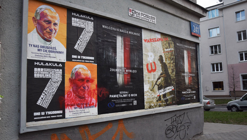 Zniszczony plakat z Janem Pawłem II