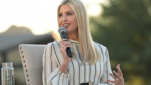 Ivanka Trump rozmawiająca ze zwolennikiami Donalda Trumpa podczas prezydenckiej kampanii w Mountain Shadows Resort Scottsdale w Paradise Valley w Arizonie