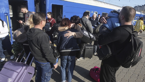 Ukraińscy uchodźcy wsiadają do pociągu do Polski