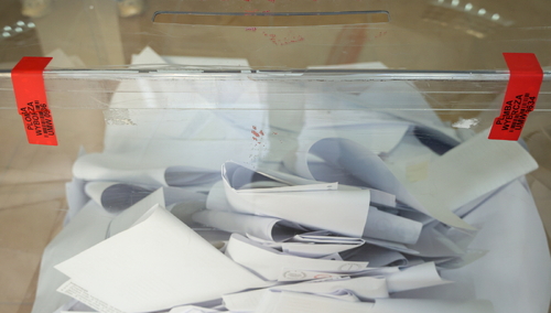 Głosowanie w jednym z lokali wyborczych w Warszawie