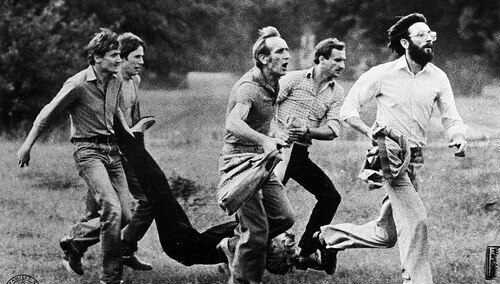 Demonstranci niosą rannego Michała Adamowicza