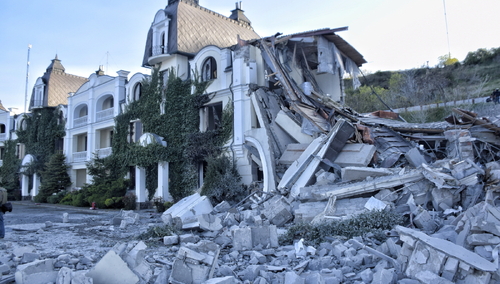 Zniszczenia po ataku rakietowym w Odessie