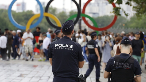 Pilna ewakuacja w Paryżu. Policja odnalazła podejrzaną paczkę