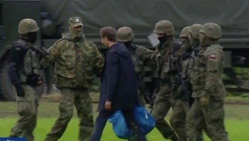 Poseł Franciszek Sterczewski z Koalicji Obywatelskiej próbował ominąć kordon policji i Straży Granicznej na granicy białorusko-polskiej.