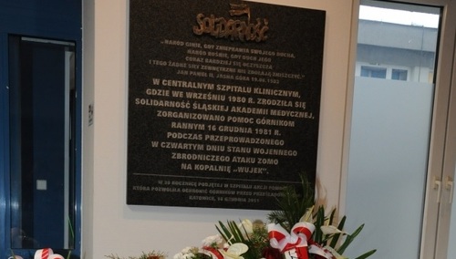 Tablica upamiętniająca personel medyczny, który udzielał pomocy rannym górnikom z kopalni "Wujek" w czasie stanu wojennego