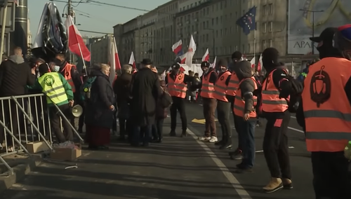 Straż Marszu Niepodległości ochraniająca jego uczestników przed lewicowymi radykałami