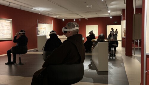 Zwiedzający uczestniczą w wirtualnej Via Dolorosa