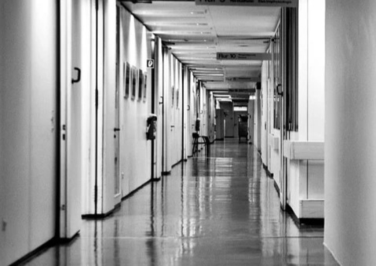 Szpitalny korytarz