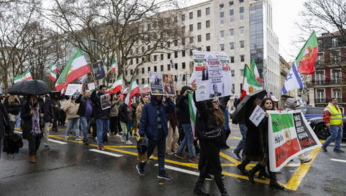 Marsz poparcia dla protestów w Iranie; Lisbona, Portugalia. Zdjęcie poglądowe